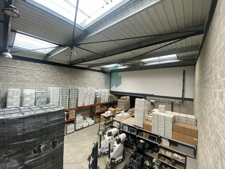 Flex in Frépillon for lease - Building Photo - Image 3 of 8