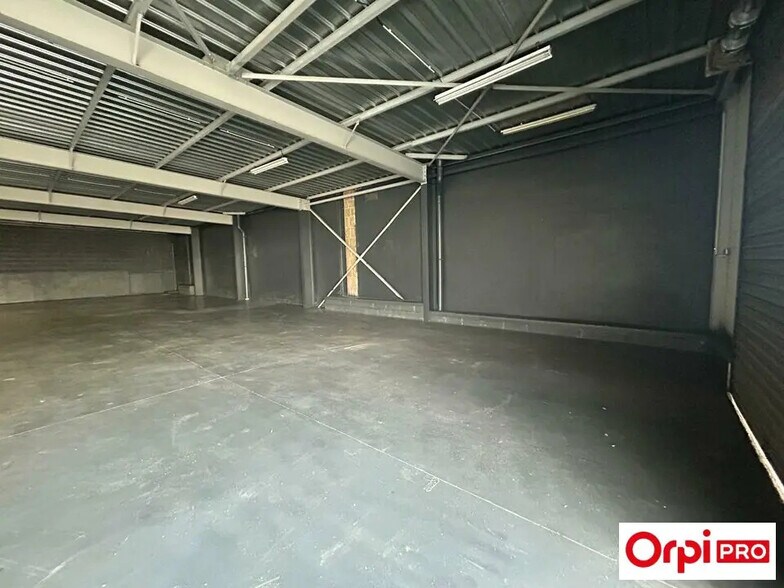 Flex in Saint-Brieuc for lease - Interior Photo - Image 3 of 3