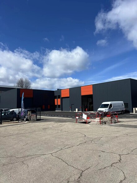 Flex in Roche-la-Molière for lease - Building Photo - Image 1 of 11