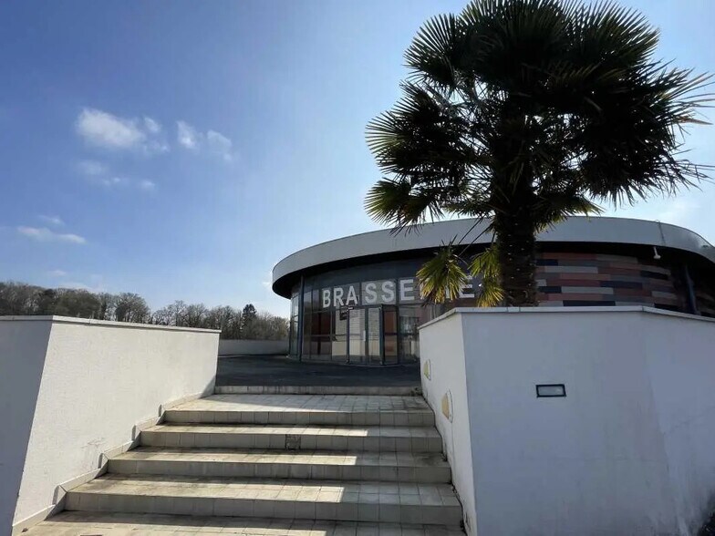 Retail in Méru for lease - Building Photo - Image 1 of 10