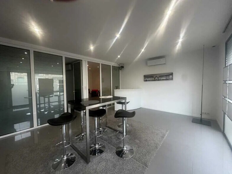 Retail in Bordeaux for lease - Interior Photo - Image 1 of 4
