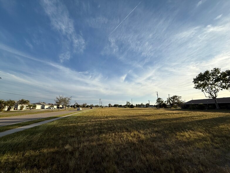 2.53 ACRE COMMERCIAL CORNER SITE portfolio of 2 properties for sale on LoopNet.com - Building Photo - Image 2 of 3