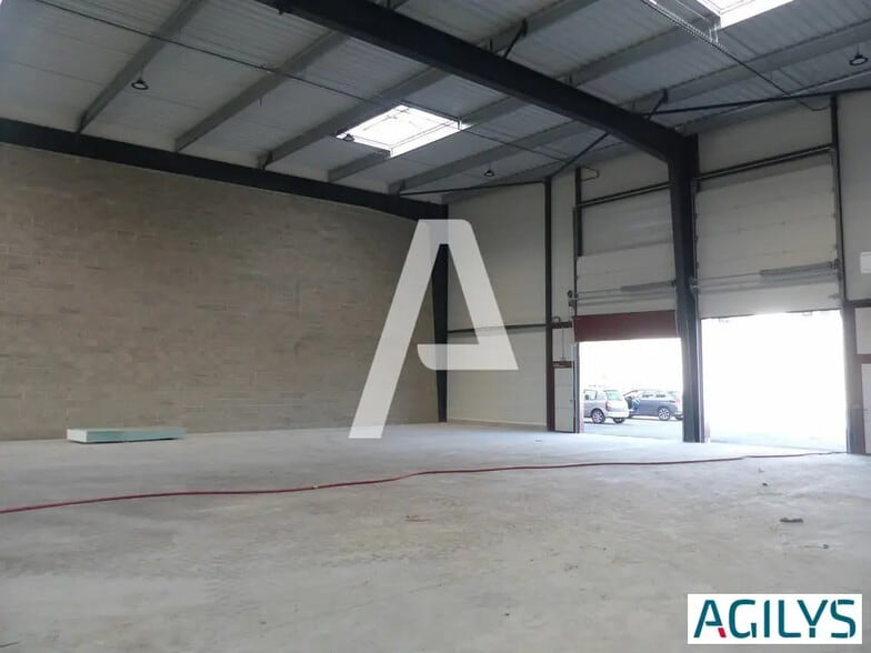 Flex in Saint-Pierre-du-Perray for lease - Interior Photo - Image 3 of 7