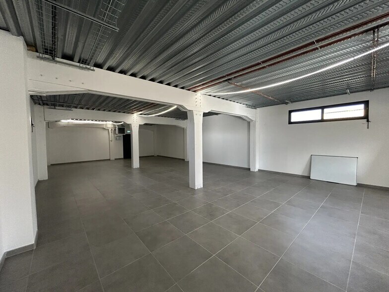 Retail in Dreux for lease - Interior Photo - Image 2 of 8