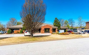 5330 Willow Creek Dr, Springdale, AR for lease Building Photo- Image 1 of 3