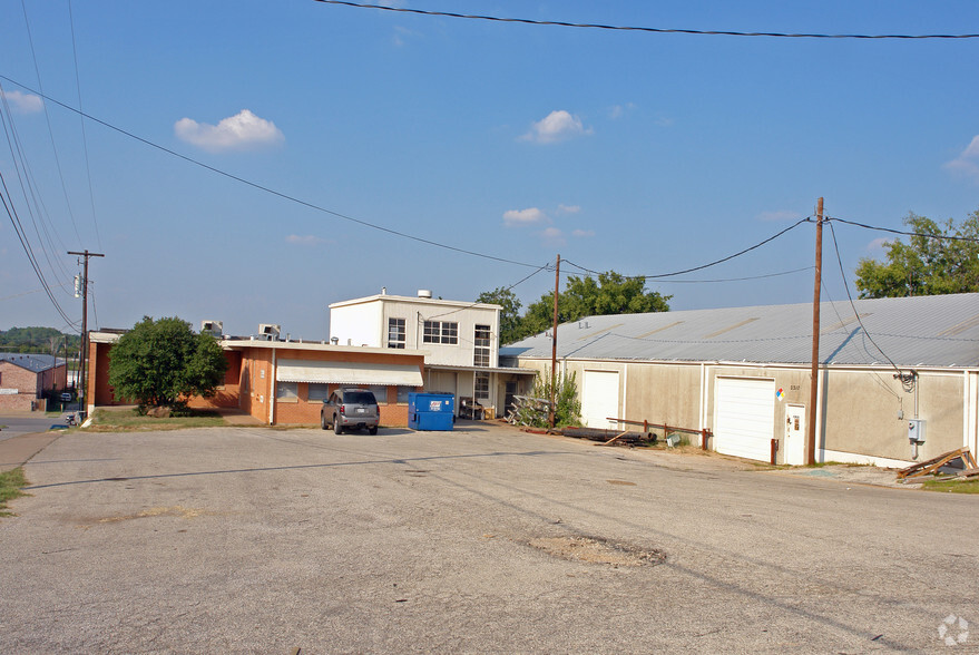 2424 Chester St, Fort Worth, TX for lease - Building Photo - Image 3 of 11