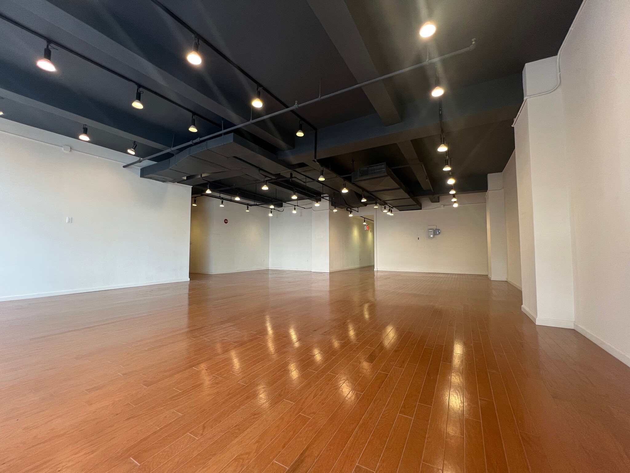 16 E 52nd St, New York, NY for lease Interior Photo- Image 1 of 9
