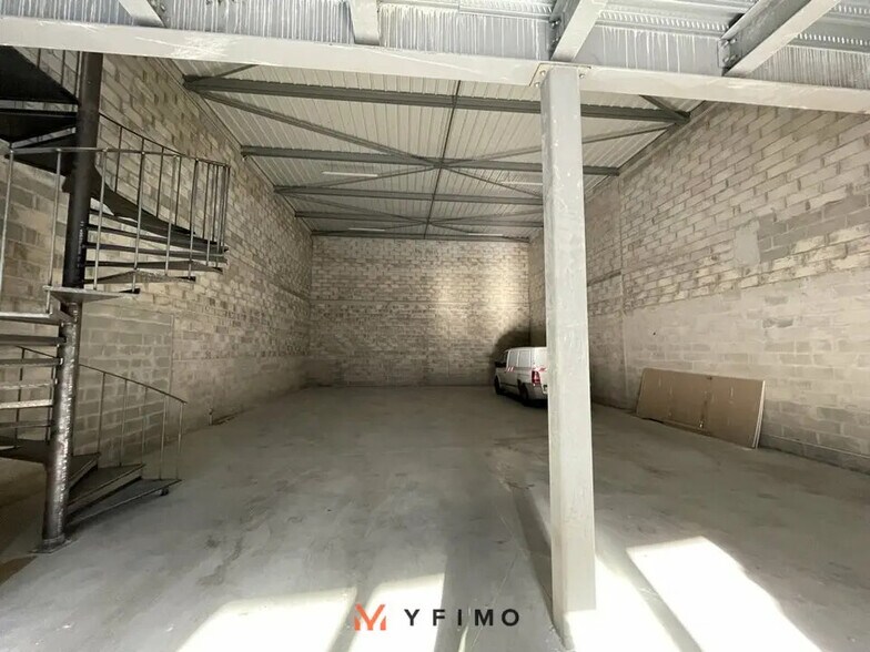 Flex in Boinvilliers for lease - Interior Photo - Image 2 of 5