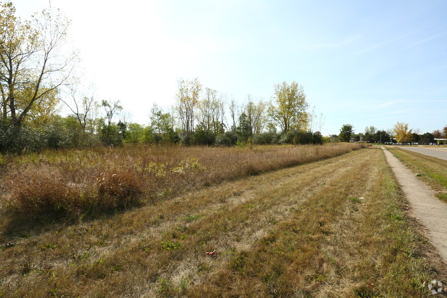 320 Fenway Dr, Fenton, MI for sale - Primary Photo - Image 1 of 1