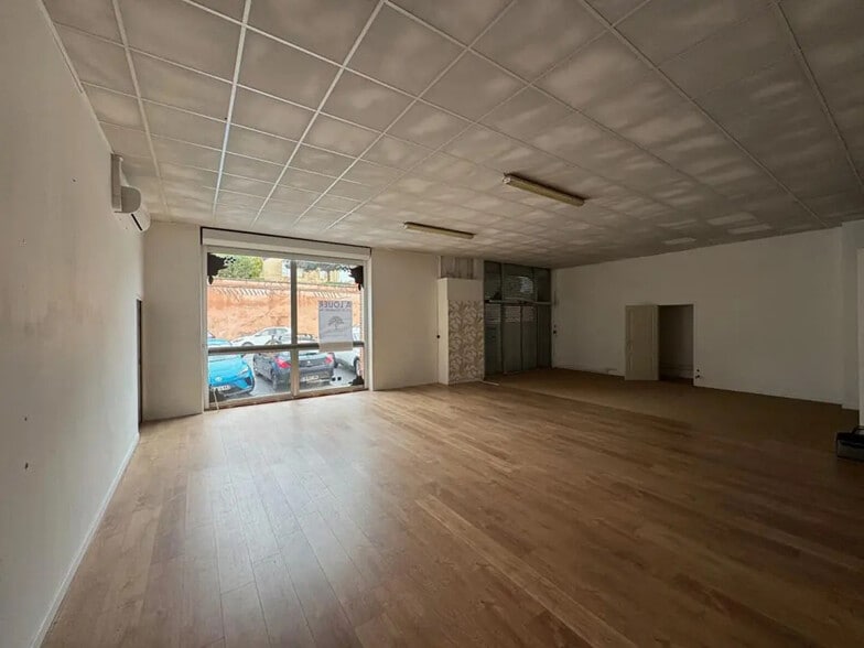 Retail in L'ISLE-JOURDAIN for lease - Interior Photo - Image 1 of 6