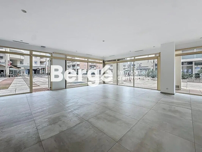 Retail in Antibes for lease - Interior Photo - Image 1 of 4