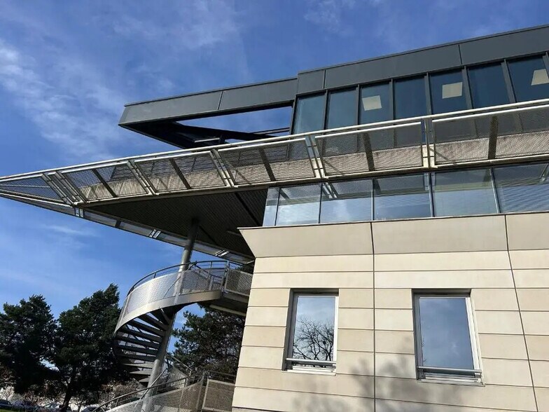 Office in Bron for lease - Building Photo - Image 2 of 6