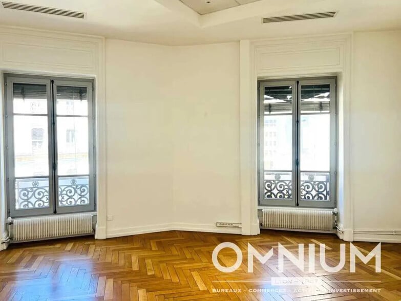 Office in Lyon for lease - Interior Photo - Image 2 of 5