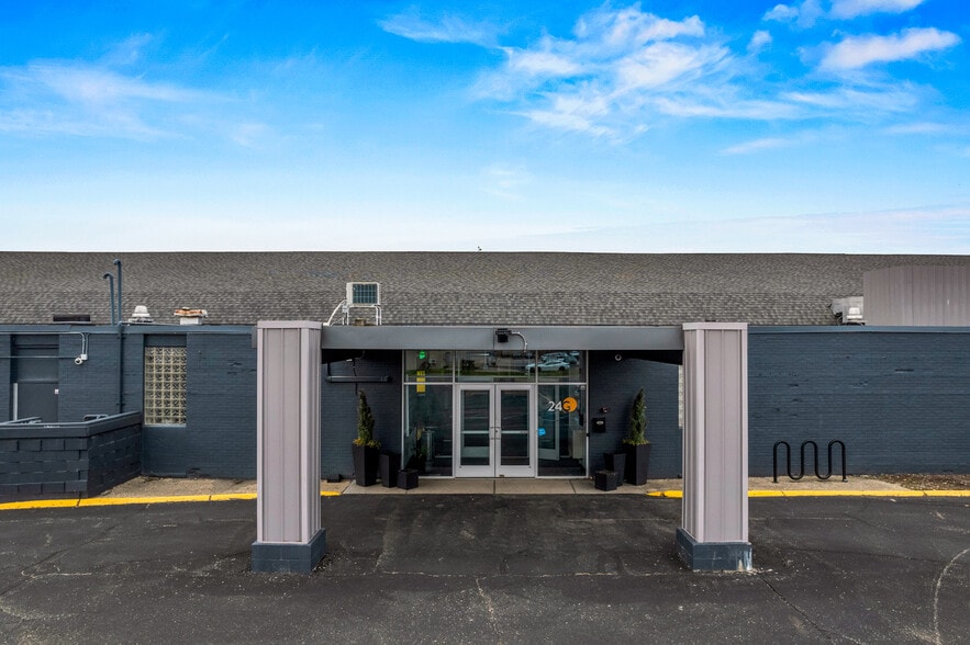 400 W Maple Rd, Troy, MI for sale - Building Photo - Image 3 of 42