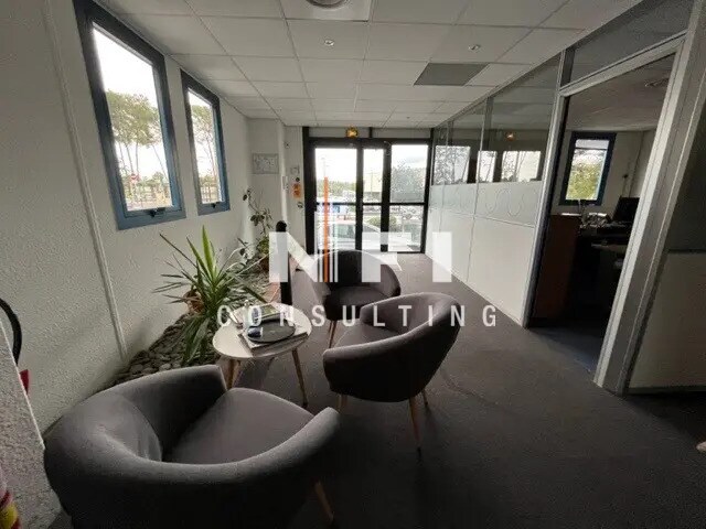 Flex in Antibes for lease - Interior Photo - Image 3 of 12