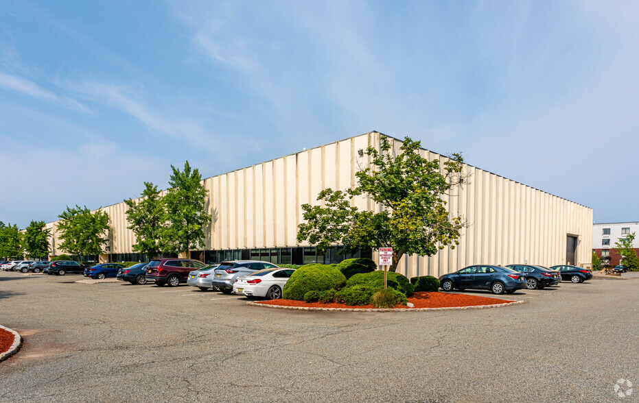 97-107 Fairfield Rd, Fairfield, NJ for lease - Building Photo - Image 2 of 5