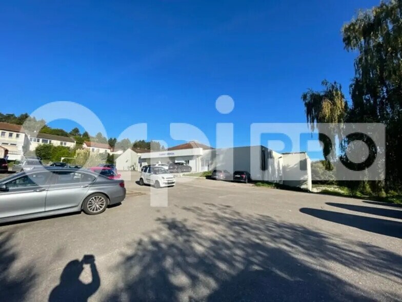 Retail in Le Palais-sur-Vienne for lease - Building Photo - Image 1 of 3