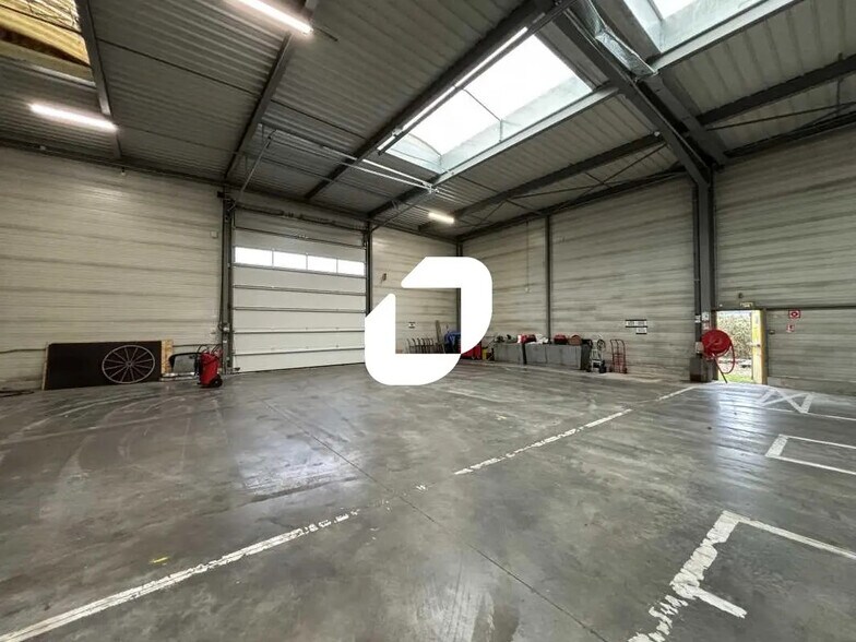 Flex in Égly for lease - Interior Photo - Image 2 of 17