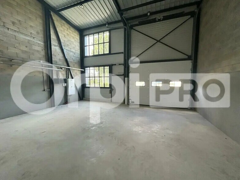 Flex in Ormoy for lease - Interior Photo - Image 2 of 7