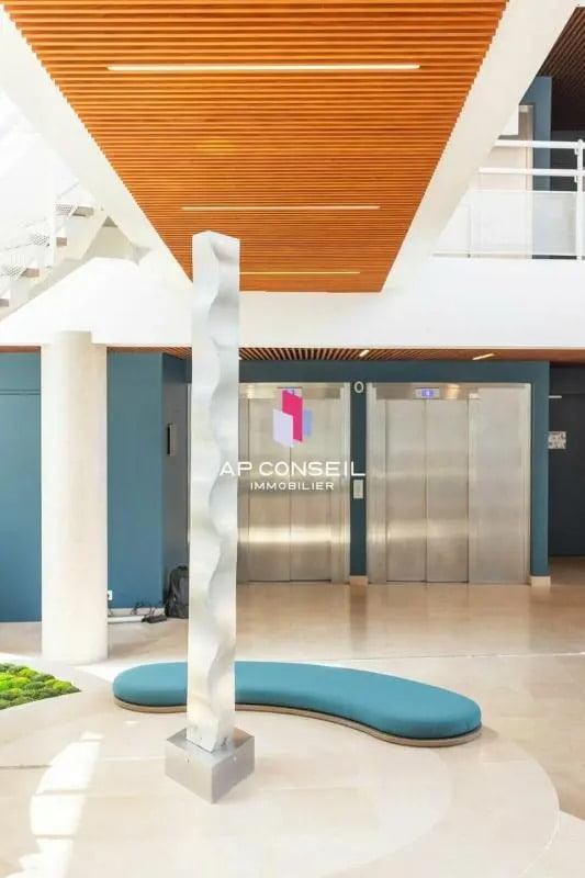 Office in Versailles for lease Lobby- Image 1 of 7