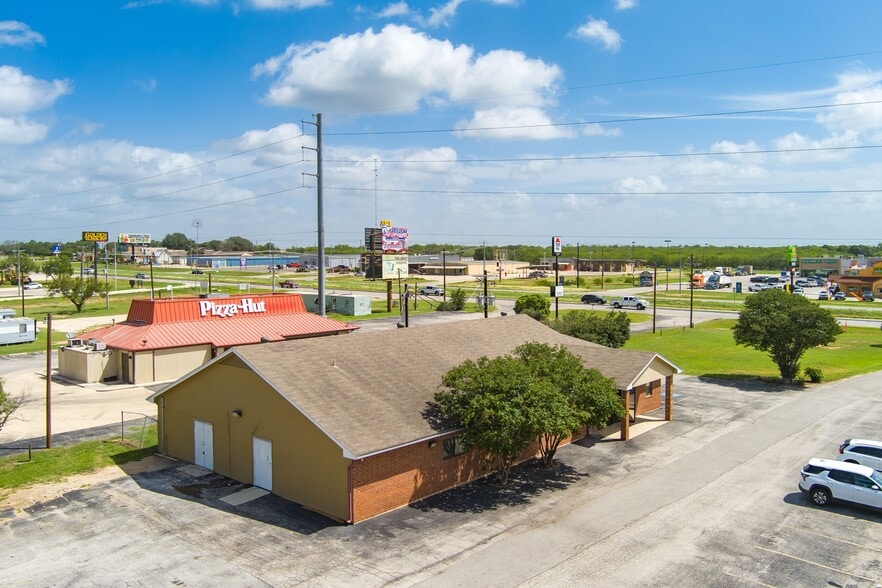 543 10th St, Floresville, TX for sale - Building Photo - Image 2 of 10
