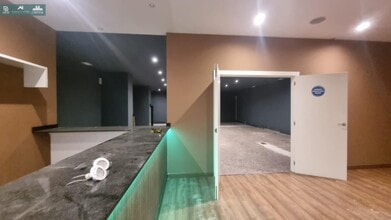 Retail in Bembibre, León for lease Interior Photo- Image 2 of 4
