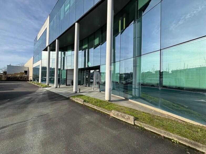 Office in Villebon-sur-Yvette for lease - Building Photo - Image 1 of 14