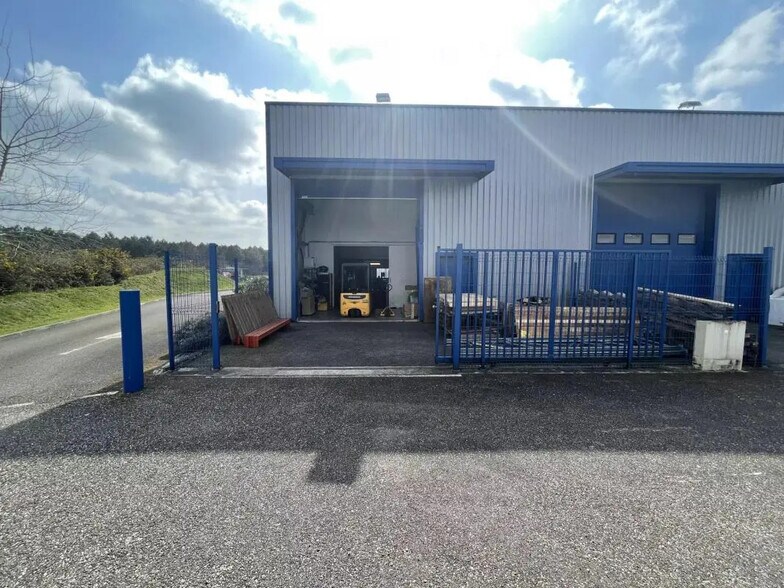 Flex in SAINT-JEAN-D'ILLAC for lease - Building Photo - Image 2 of 9