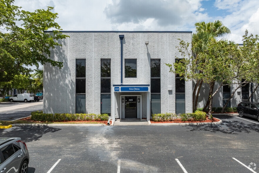 2301-2329 NW 30th Pl, Pompano Beach, FL for lease - Primary Photo - Image 1 of 6
