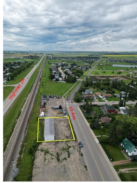 670 10th Ave, Carstairs, AB for sale - Aerial - Image 3 of 4