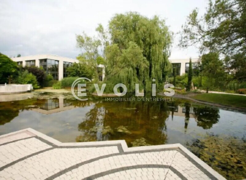 Office in Guyancourt for lease - Building Photo - Image 2 of 5