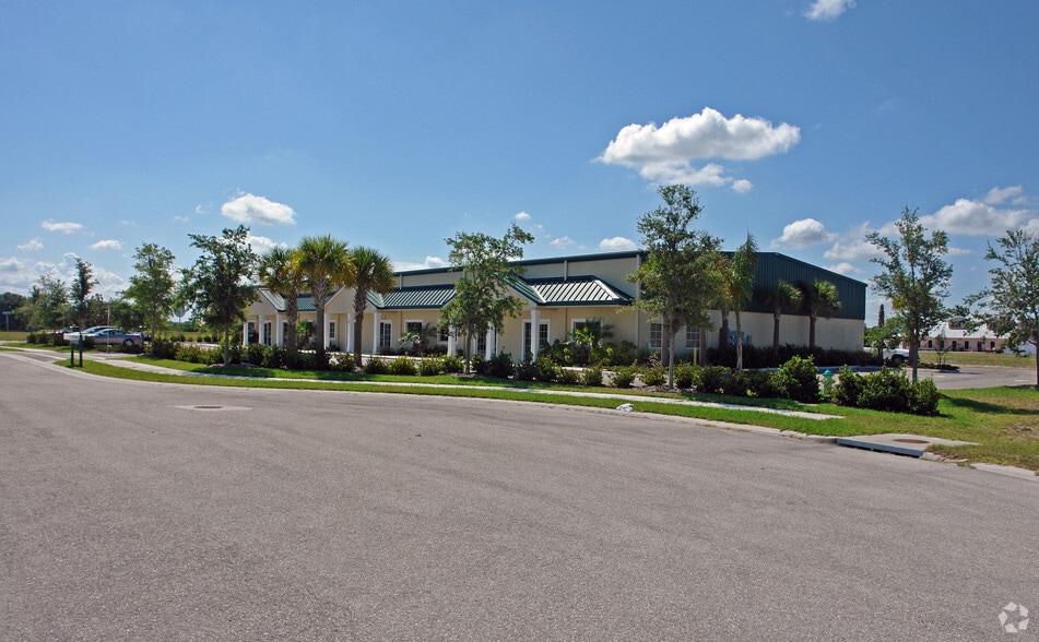 8120-8130 Uzita Dr, Sarasota, FL for lease - Building Photo - Image 2 of 12