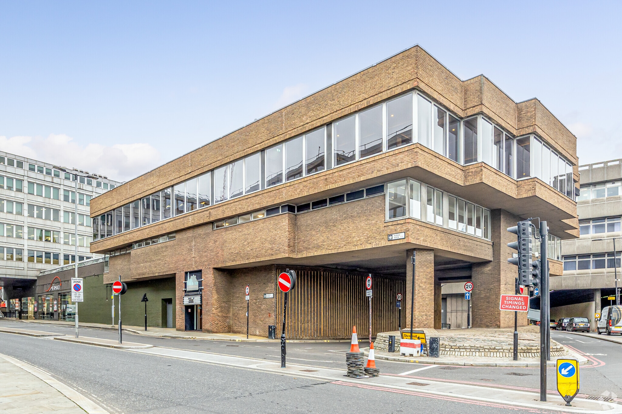 2 Puddle Dock, London for sale Primary Photo- Image 1 of 1