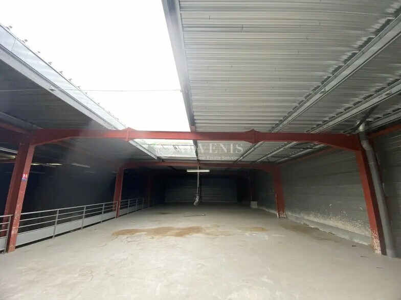 Industrial in Coignières for lease - Interior Photo - Image 3 of 7