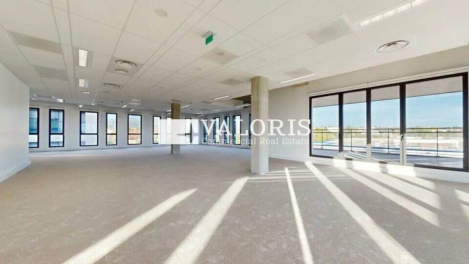 Office in Dardilly for lease - Building Photo - Image 2 of 21