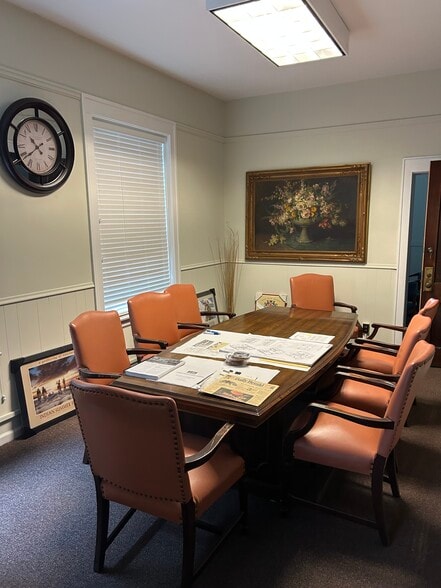 117-121 W. Wesley St, Wheaton portfolio of 2 properties for sale on LoopNet.com - Building Photo - Image 2 of 10