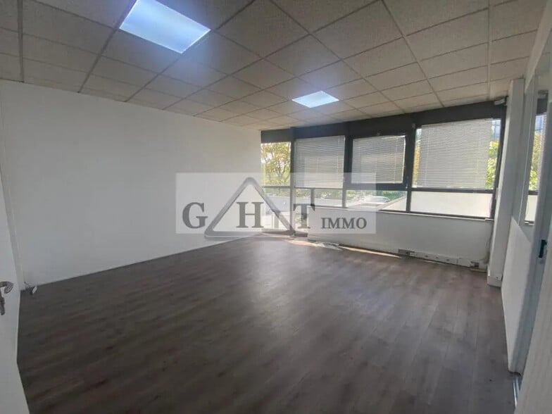 Office in Créteil for lease - Interior Photo - Image 2 of 3