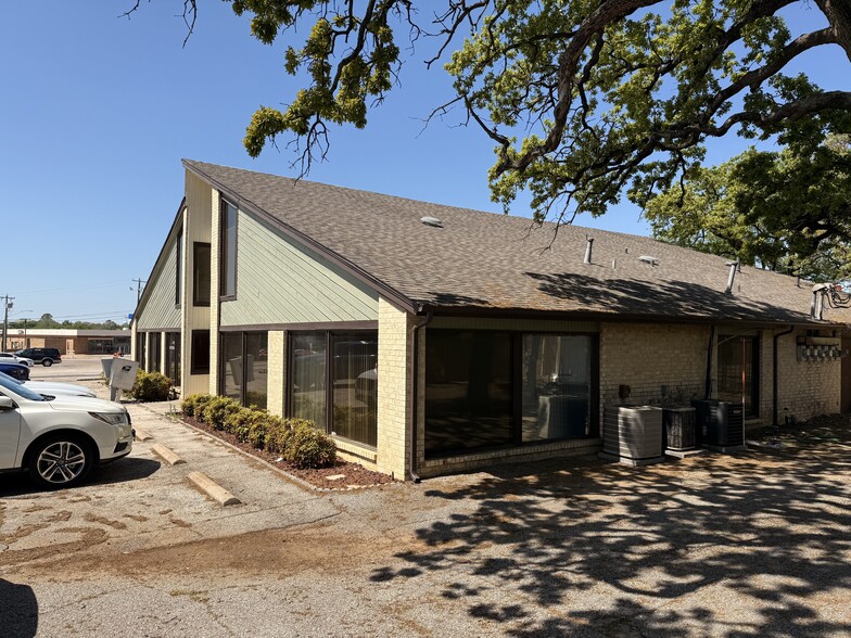1230 Brown Trl, Bedford, TX for sale - Building Photo - Image 3 of 11