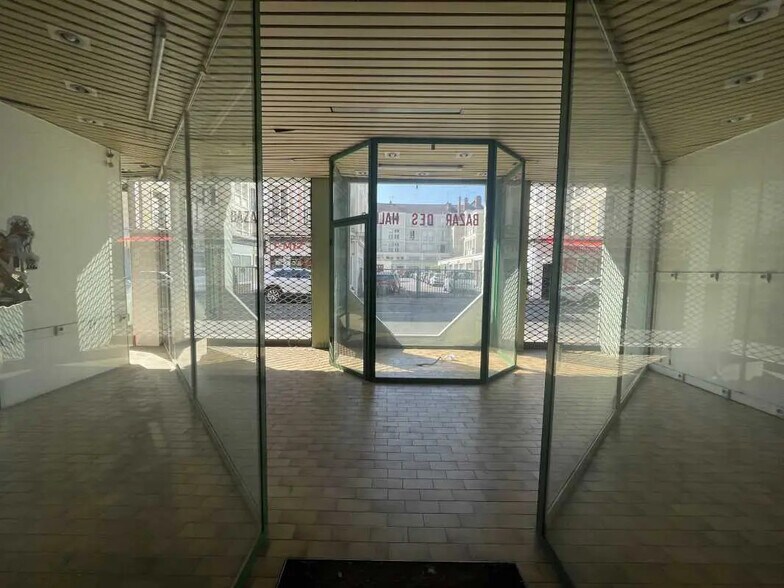 Retail in Allonne for lease - Interior Photo - Image 1 of 9