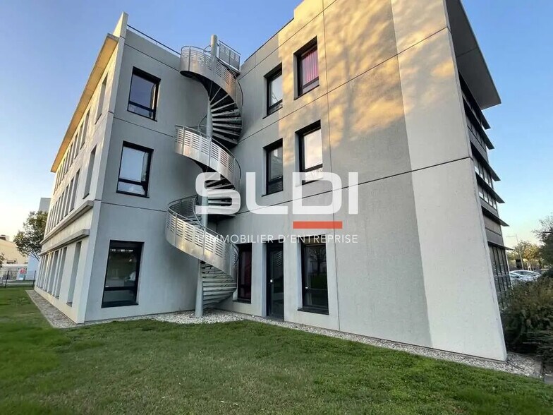 Office in Saint-Priest for lease - Building Photo - Image 3 of 10