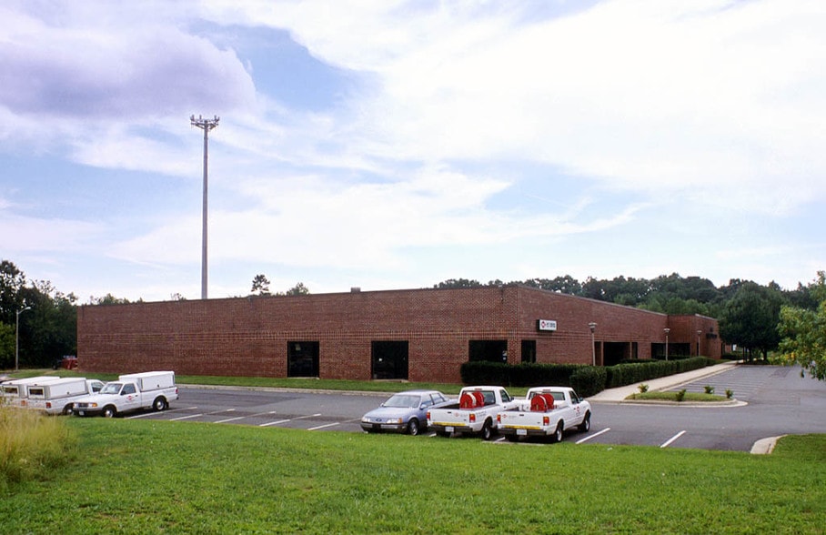 8540 Cinder Bed Rd, Lorton, VA for lease - Building Photo - Image 2 of 5
