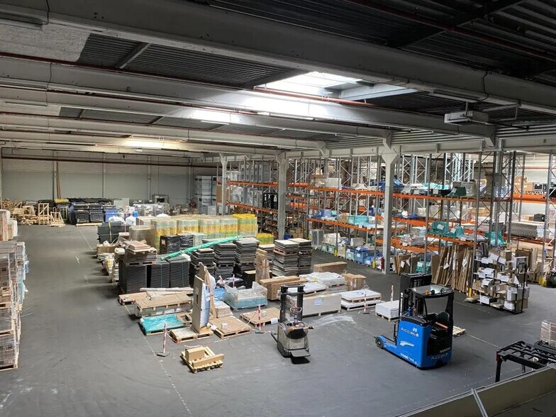 Industrial in Villejust for lease - Interior Photo - Image 2 of 8