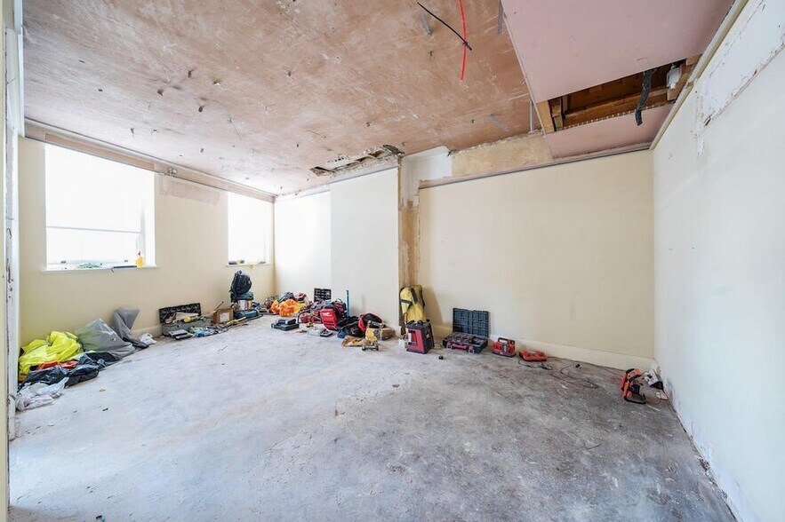 15-17 Bridge St, Pinner for lease - Interior Photo - Image 3 of 7