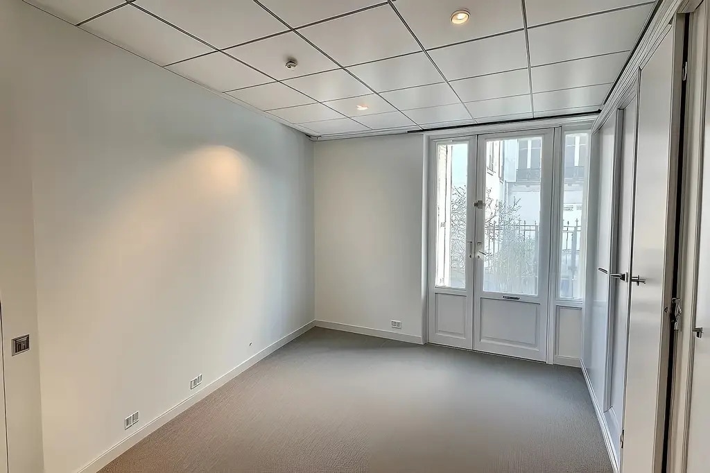Office in Paris for sale Building Photo- Image 1 of 11