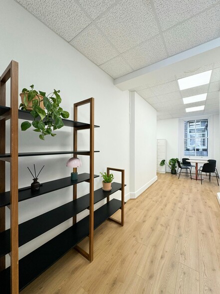 34-35 Eastcastle St, London for lease - Building Photo - Image 3 of 25