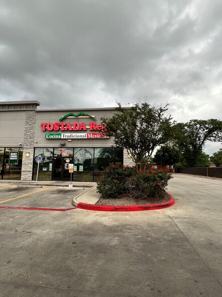 103 E Crosstimbers St, Houston, TX for lease - Building Photo - Image 2 of 5