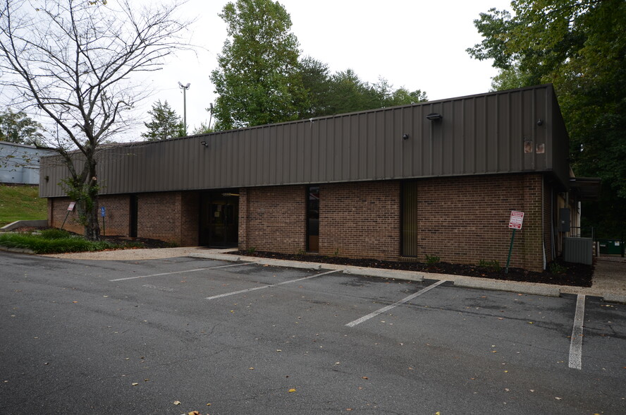 4000 Brownsboro Rd, Winston-Salem, NC for sale - Building Photo - Image 1 of 13