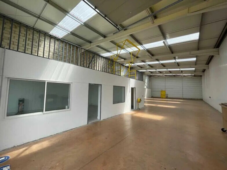 Office in Lacroix-Saint-Ouen for lease - Interior Photo - Image 1 of 8