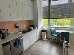 21550 Biscayne Blvd, Aventura, FL for lease Building Photo- Image 2 of 4