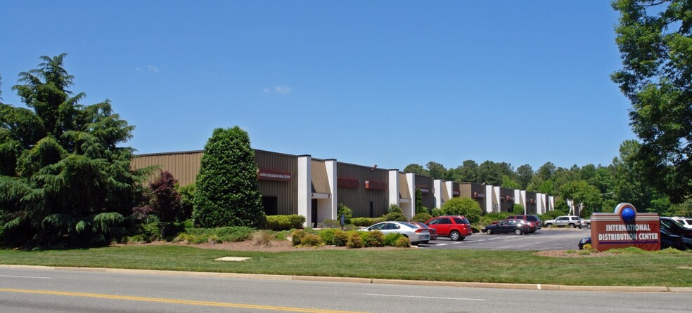 11861 Canon Blvd, Newport News, VA for lease - Building Photo - Image 1 of 7